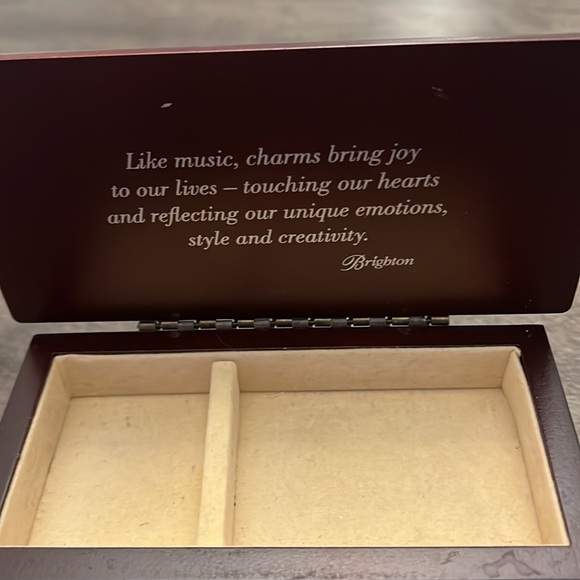 Brighton jewelry box and seven bracelets with various charms - Picture 10 of 11